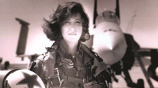 Veterana de la marina y piloto de F18: así es la extraordinaria mujer que salvó el vuelo 1380 de <em></em>Southwest Airlines<em></em>